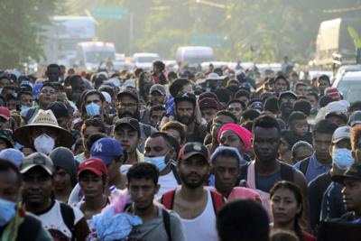 Unos 2,000 migrantes siguen caminando por el sur de México